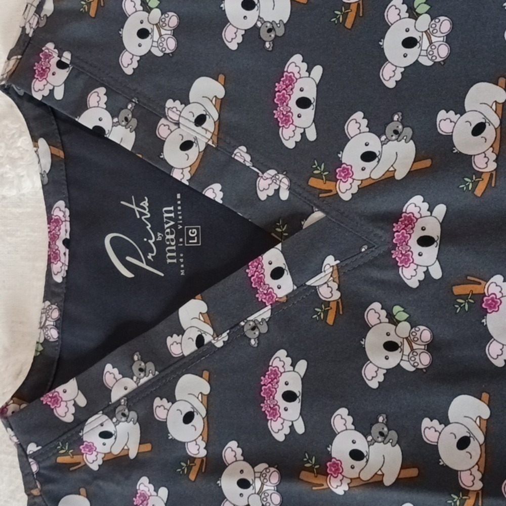 Gorgeous! 🐨 Prints by Maevn Koala 🐨 Silky Soft Scrub Top *NEW* L.  🐨🎋🐨🎋🐨